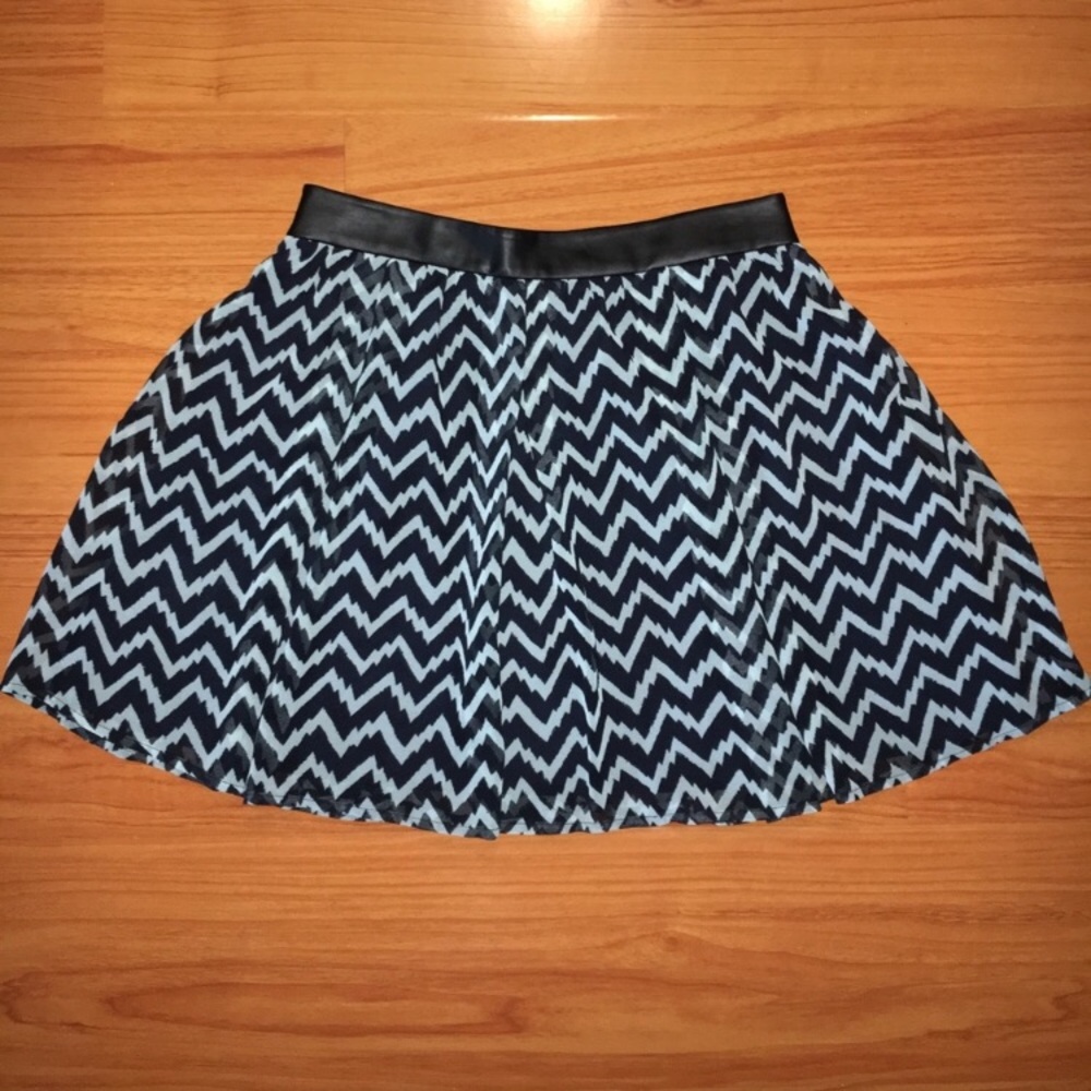 NWT BCBGeneration Chevron Print Mini Skirt Sz M